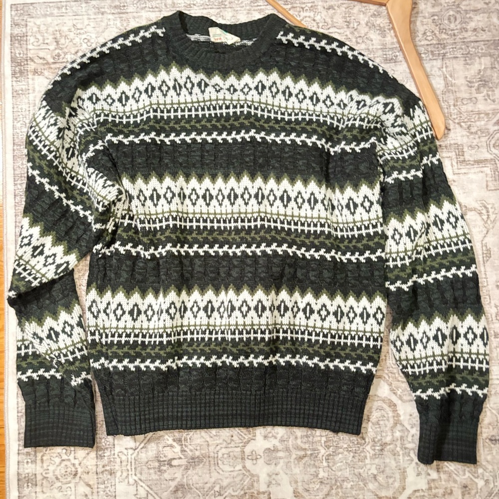 Northwest Men's Black and White Crewneck Sweater